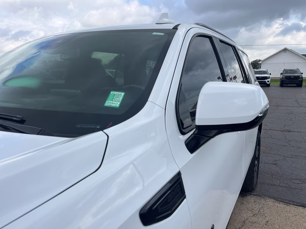 2023 Summit White GMC Yukon AT4 4X4 SUV
