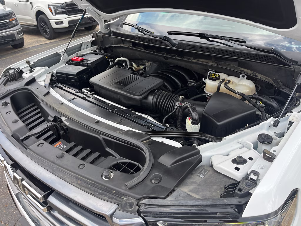 2023 Summit White GMC Yukon AT4 4X4 SUV