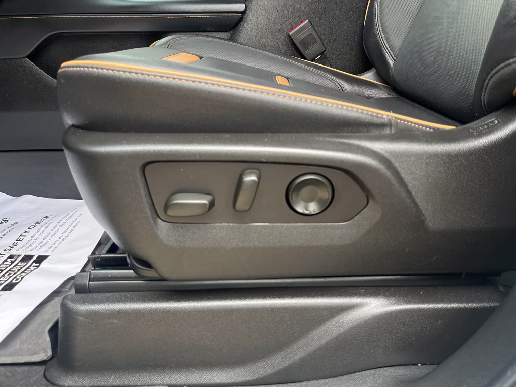 2023 Summit White GMC Yukon AT4 4X4 SUV