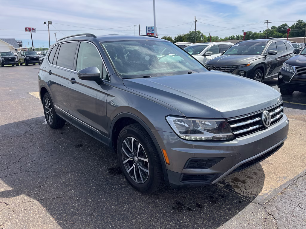 2018 Platinum Gray Metallic Volkswagen Tiguan SE FWD SUV