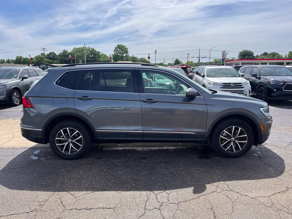 2018 Platinum Gray Metallic Volkswagen Tiguan SE FWD SUV