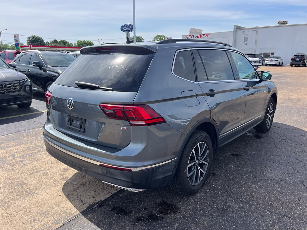 2018 Platinum Gray Metallic Volkswagen Tiguan SE FWD SUV
