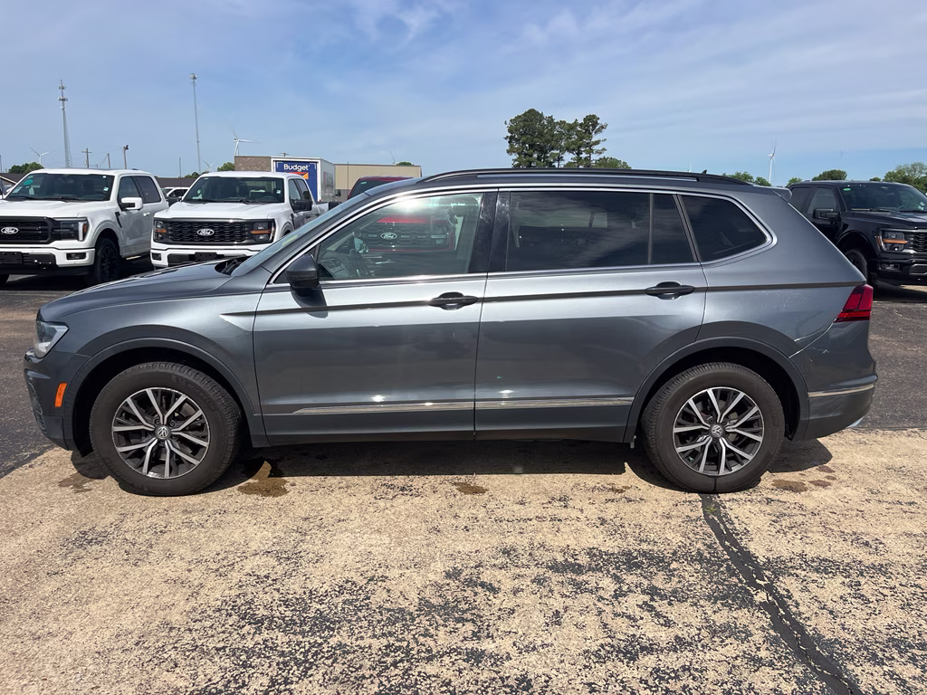 2018 Platinum Gray Metallic Volkswagen Tiguan SE FWD SUV