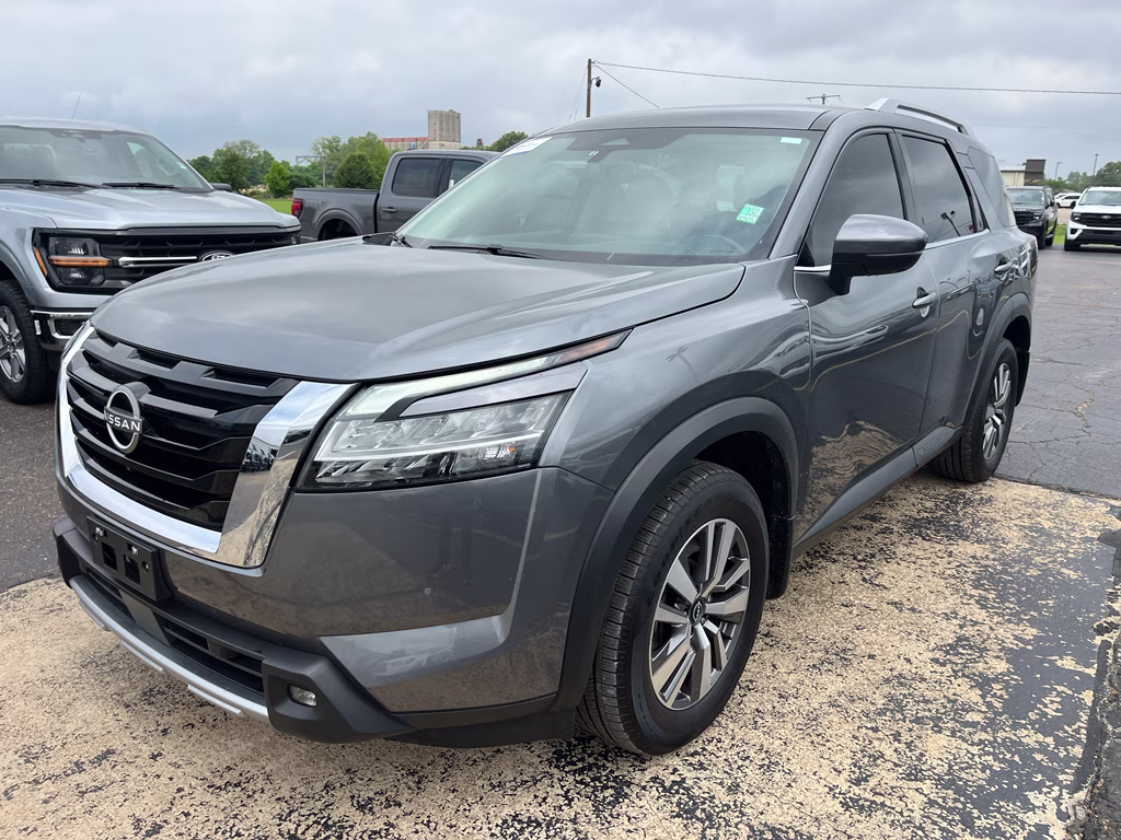 2022 Gun Metallic Nissan Pathfinder SL 4X4 SUV