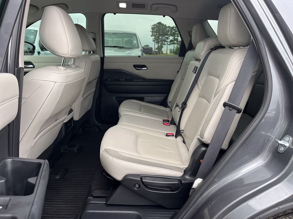2022 Gun Metallic Nissan Pathfinder SL 4X4 SUV