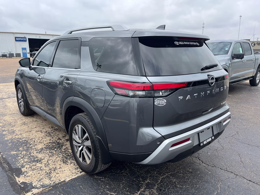 2022 Gun Metallic Nissan Pathfinder SL 4X4 SUV