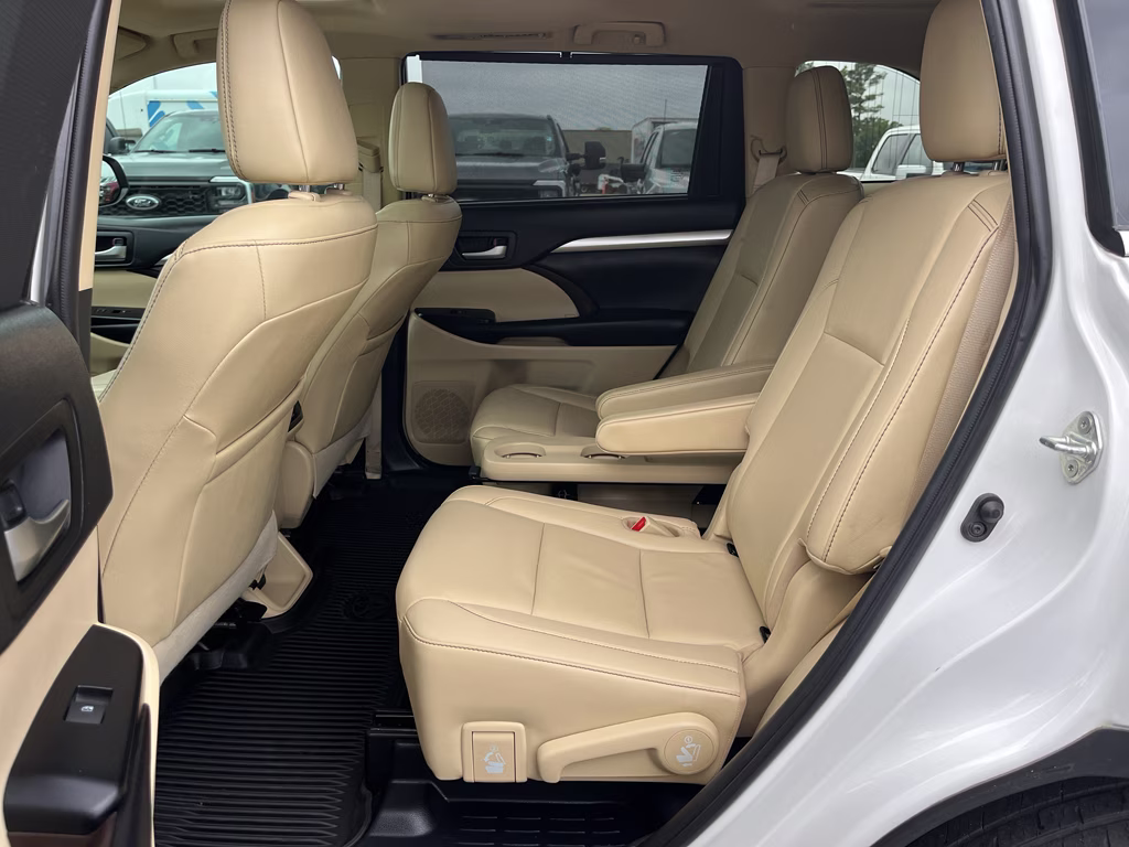 2019 Blizzard Pearl Toyota Highlander XLE FWD SUV