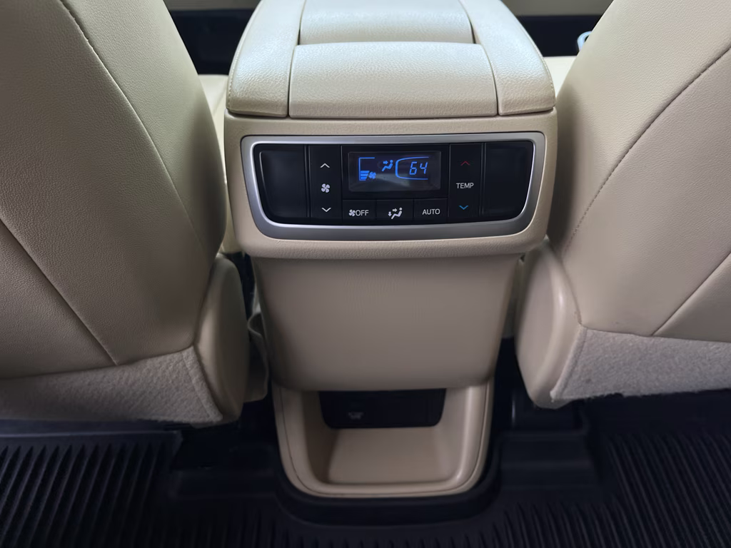 2019 Blizzard Pearl Toyota Highlander XLE FWD SUV