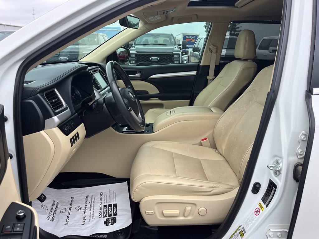 2019 Blizzard Pearl Toyota Highlander XLE FWD SUV