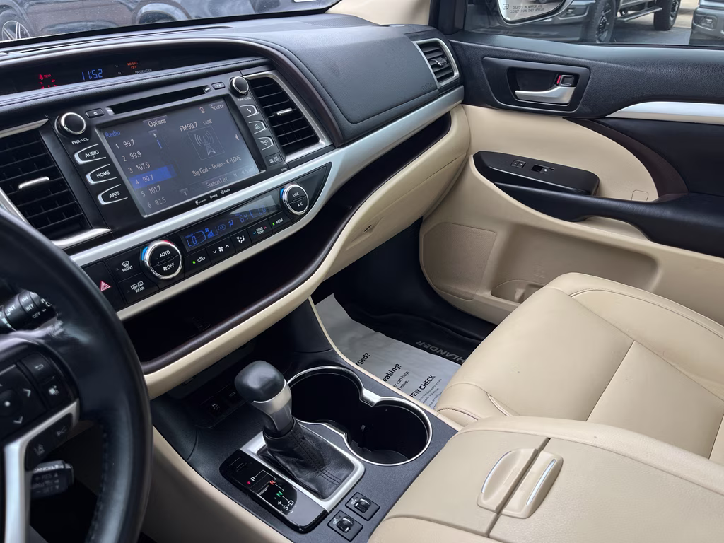 2019 Blizzard Pearl Toyota Highlander XLE FWD SUV