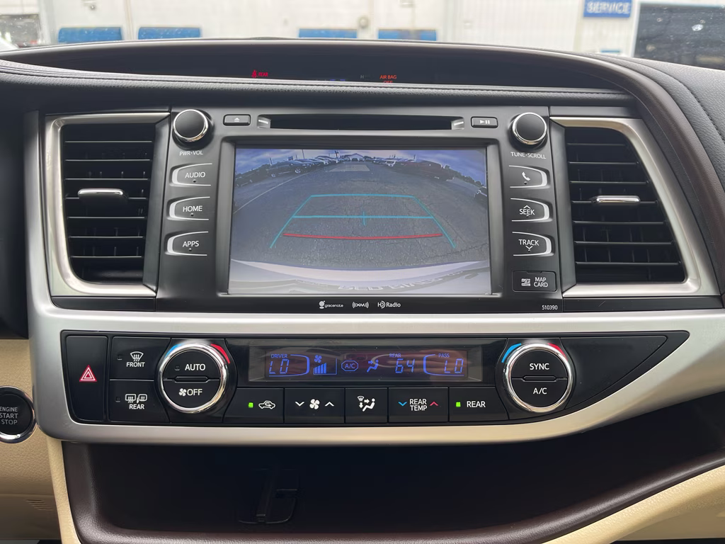 2019 Blizzard Pearl Toyota Highlander XLE FWD SUV