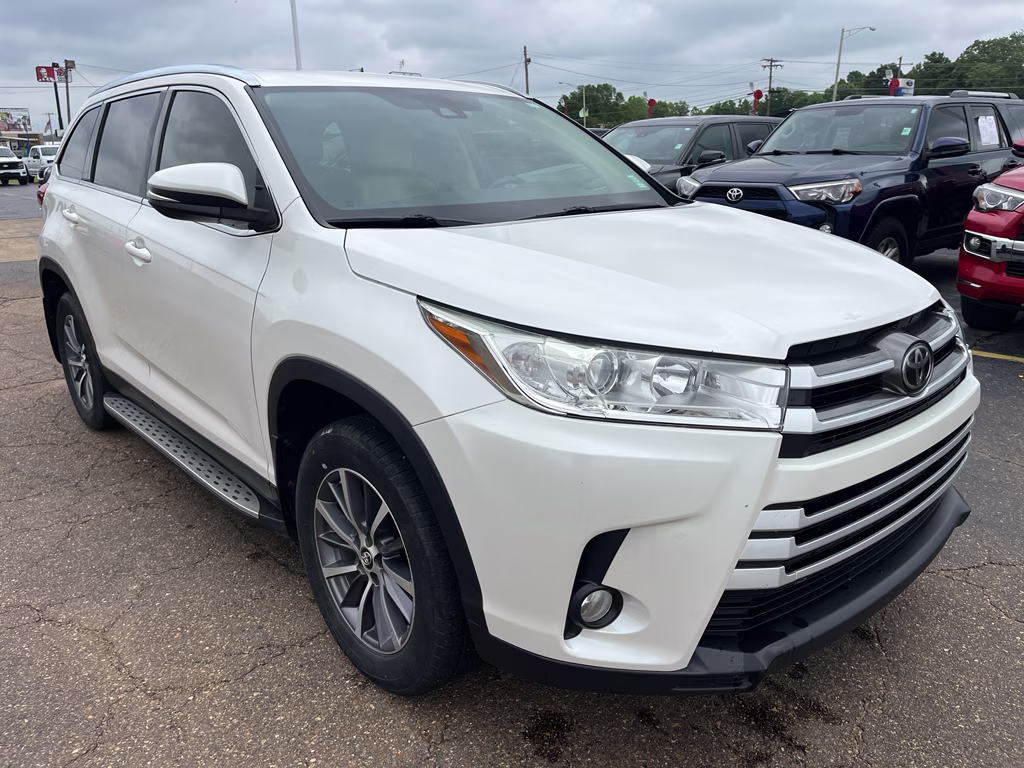 2019 Blizzard Pearl Toyota Highlander XLE FWD SUV