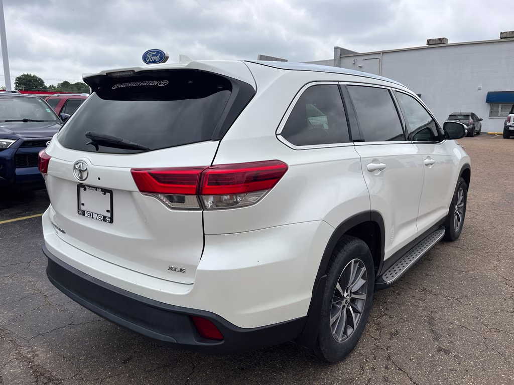 2019 Blizzard Pearl Toyota Highlander XLE FWD SUV