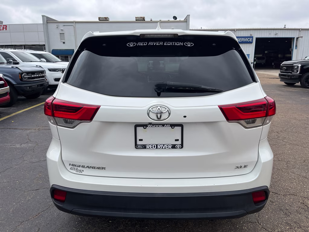 2019 Blizzard Pearl Toyota Highlander XLE FWD SUV