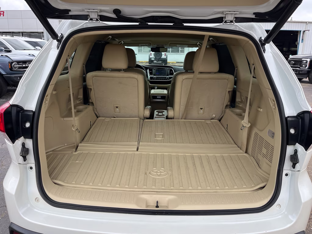 2019 Blizzard Pearl Toyota Highlander XLE FWD SUV