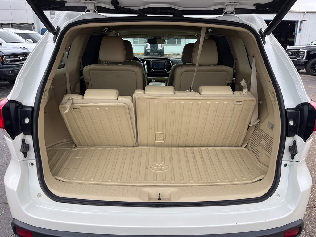 2019 Blizzard Pearl Toyota Highlander XLE FWD SUV