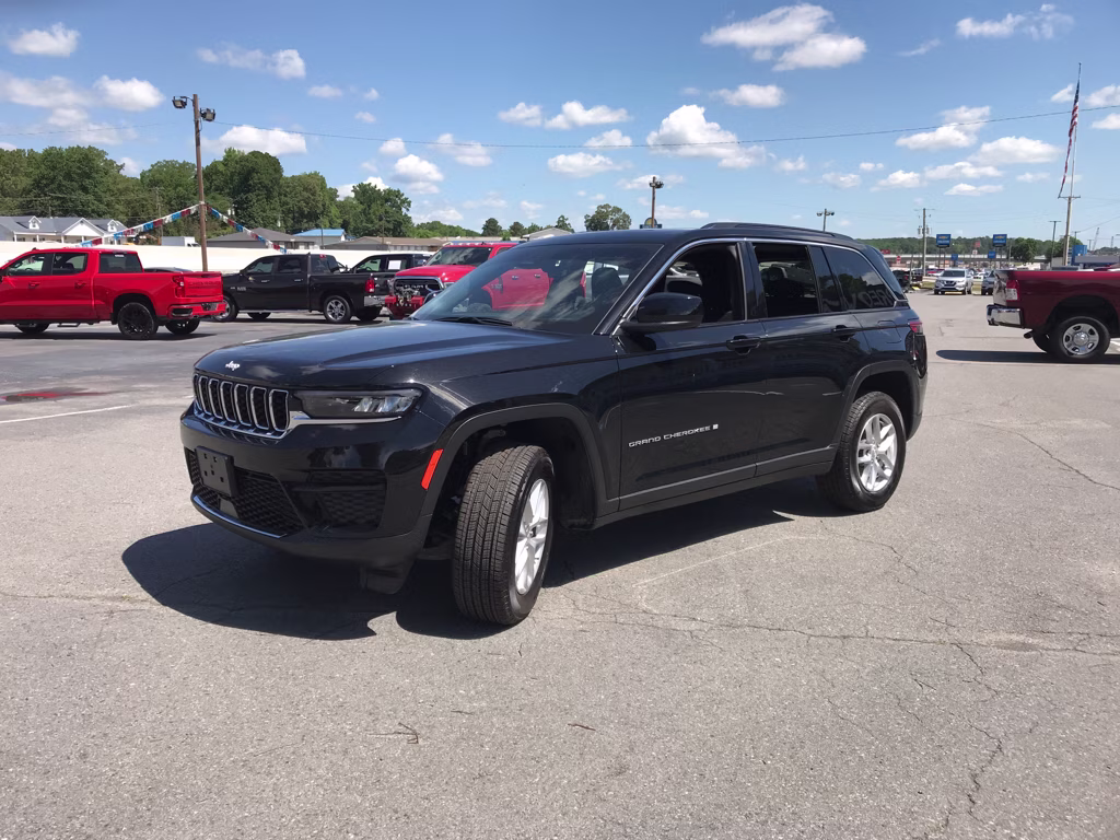 2025 Diamond Black Crystal Pearlcoat Jeep Grand Cherokee Laredo X 4X4 SUV