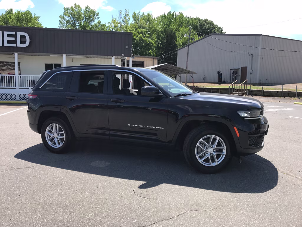 2025 Diamond Black Crystal Pearlcoat Jeep Grand Cherokee Laredo X 4X4 SUV