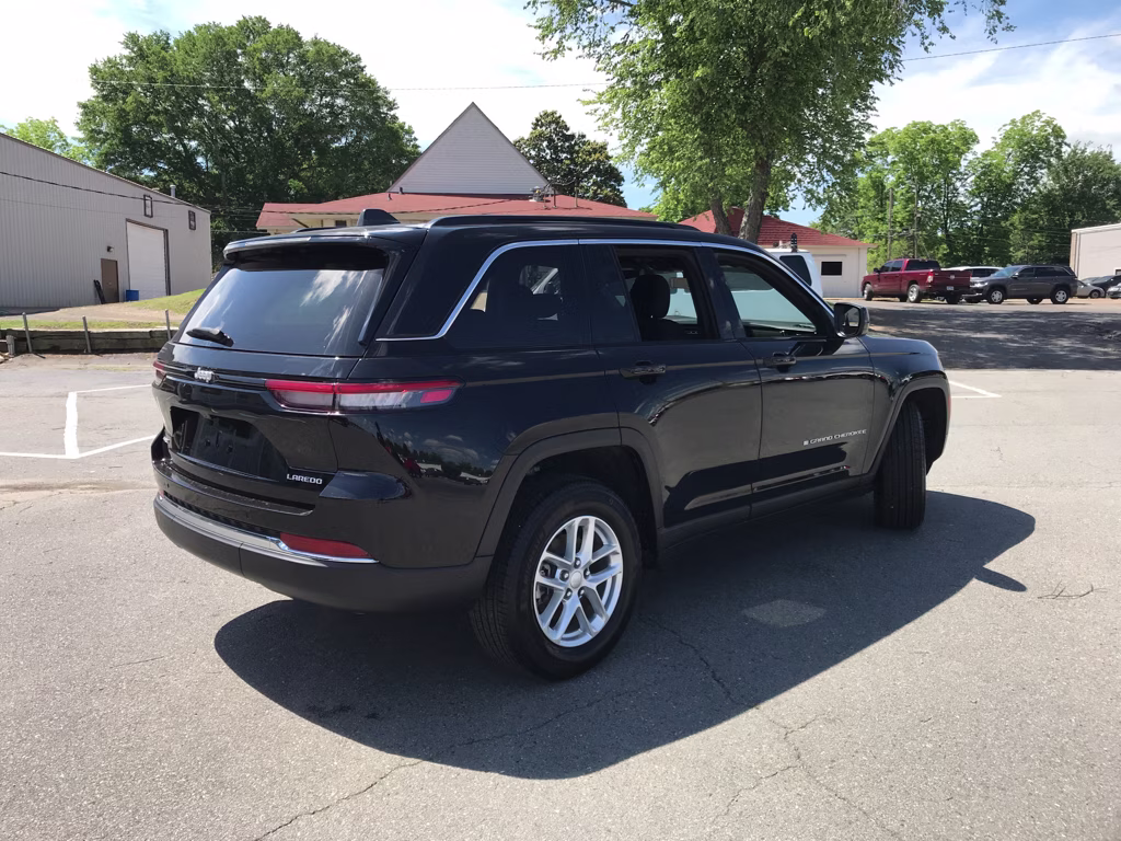 2025 Diamond Black Crystal Pearlcoat Jeep Grand Cherokee Laredo X 4X4 SUV