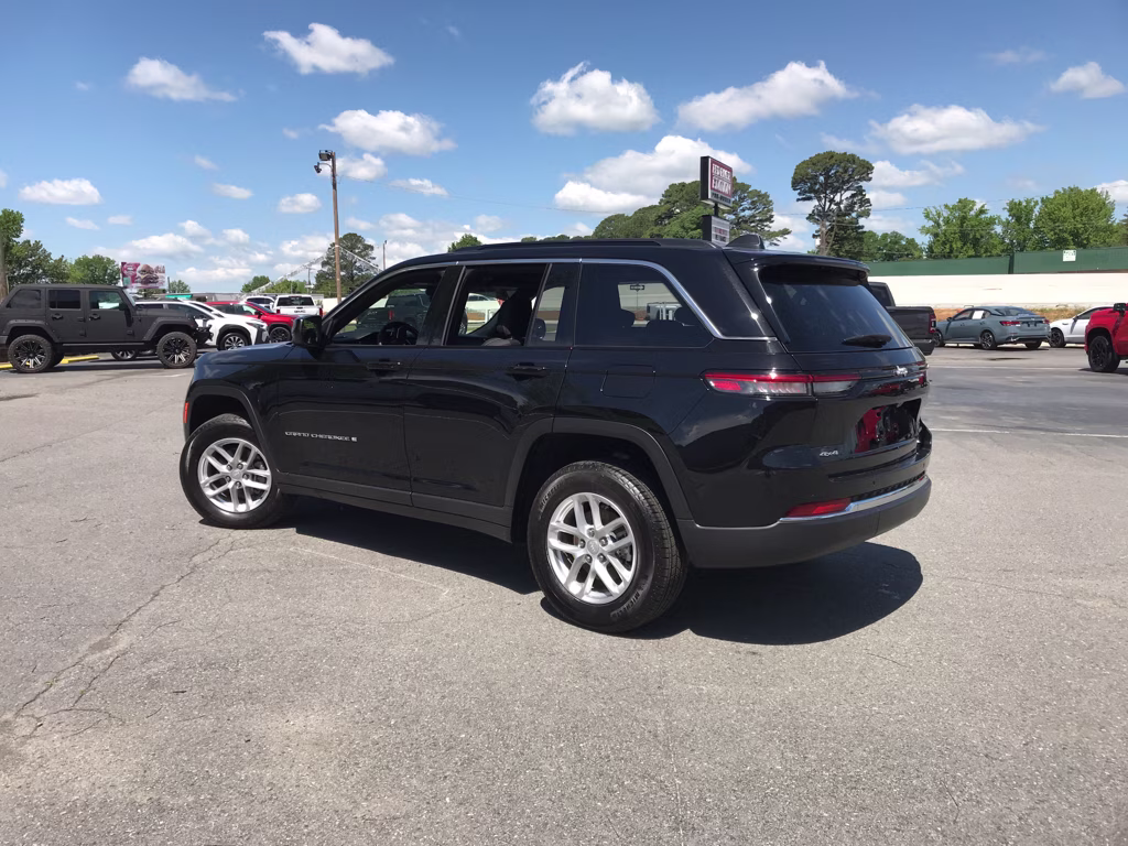 2025 Diamond Black Crystal Pearlcoat Jeep Grand Cherokee Laredo X 4X4 SUV