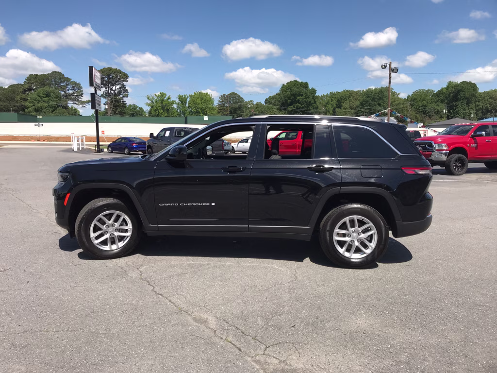 2025 Diamond Black Crystal Pearlcoat Jeep Grand Cherokee Laredo X 4X4 SUV