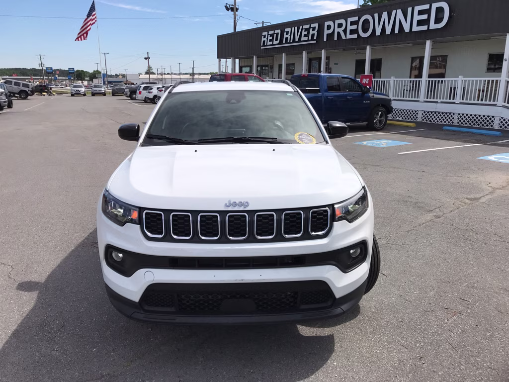 2025 Bright White Clearcoat Jeep Compass Latitude 4X4 SUV