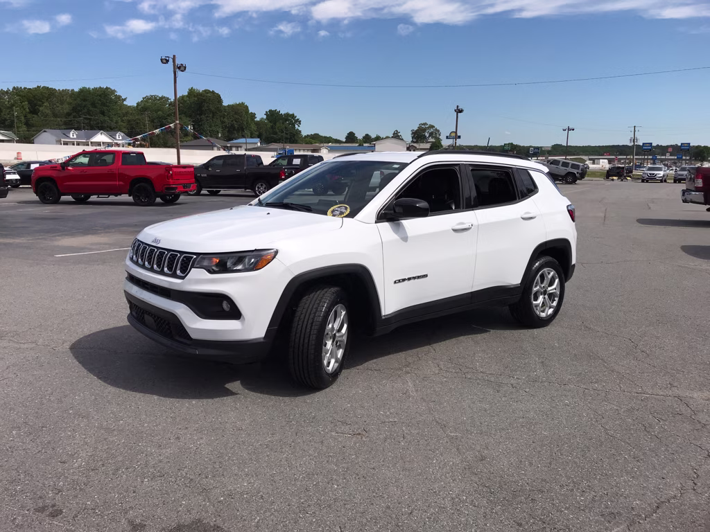 2025 Bright White Clearcoat Jeep Compass Latitude 4X4 SUV
