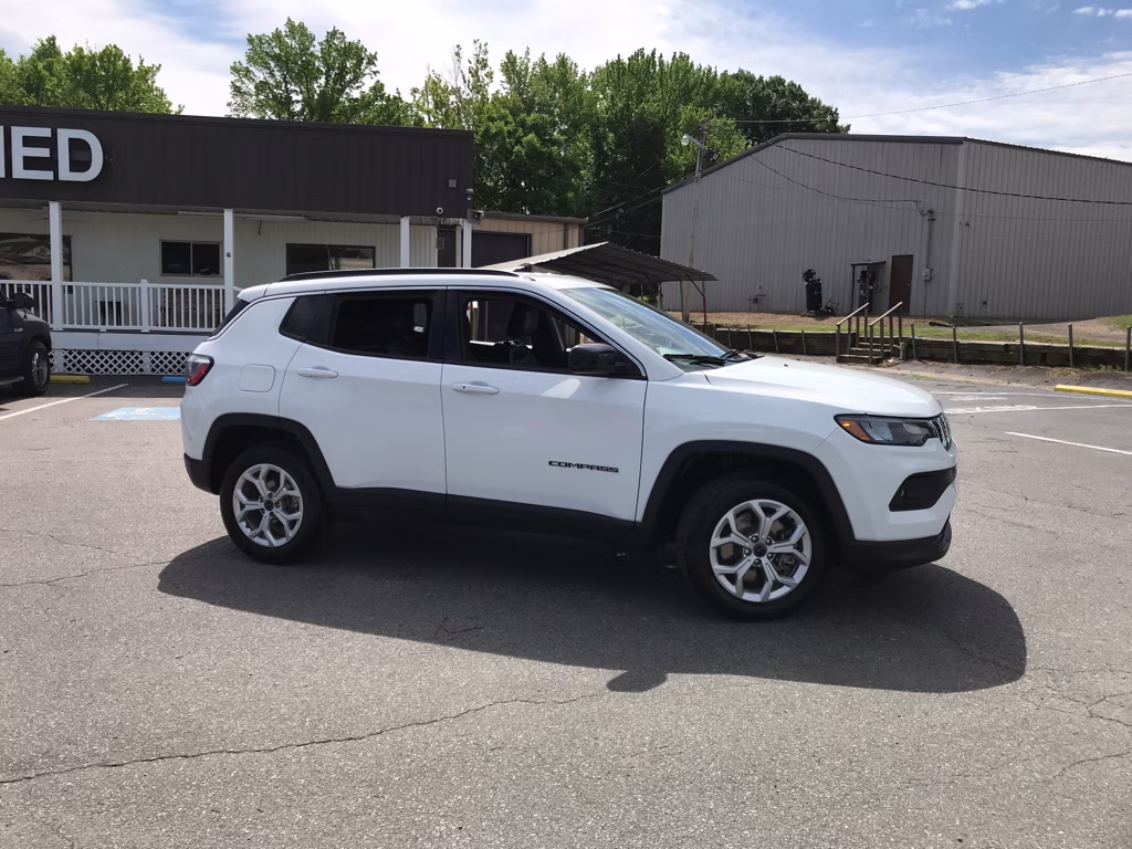 2025 Bright White Clearcoat Jeep Compass Latitude 4X4 SUV