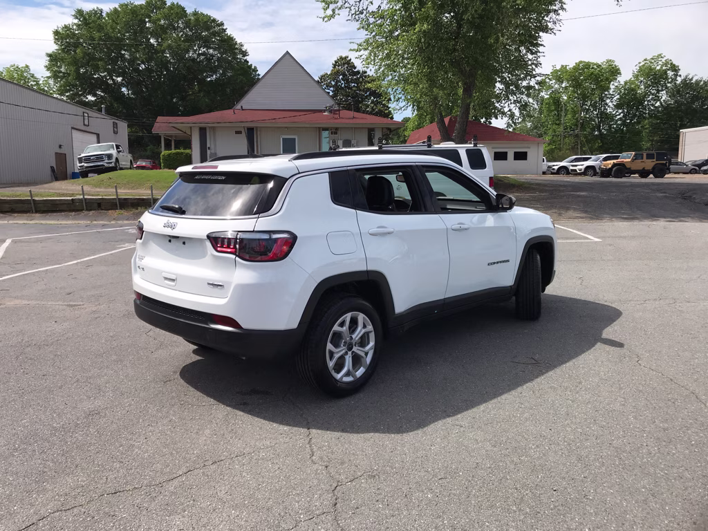 2025 Bright White Clearcoat Jeep Compass Latitude 4X4 SUV