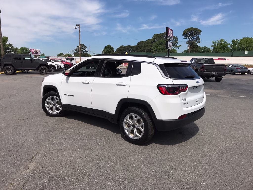 2025 Bright White Clearcoat Jeep Compass Latitude 4X4 SUV