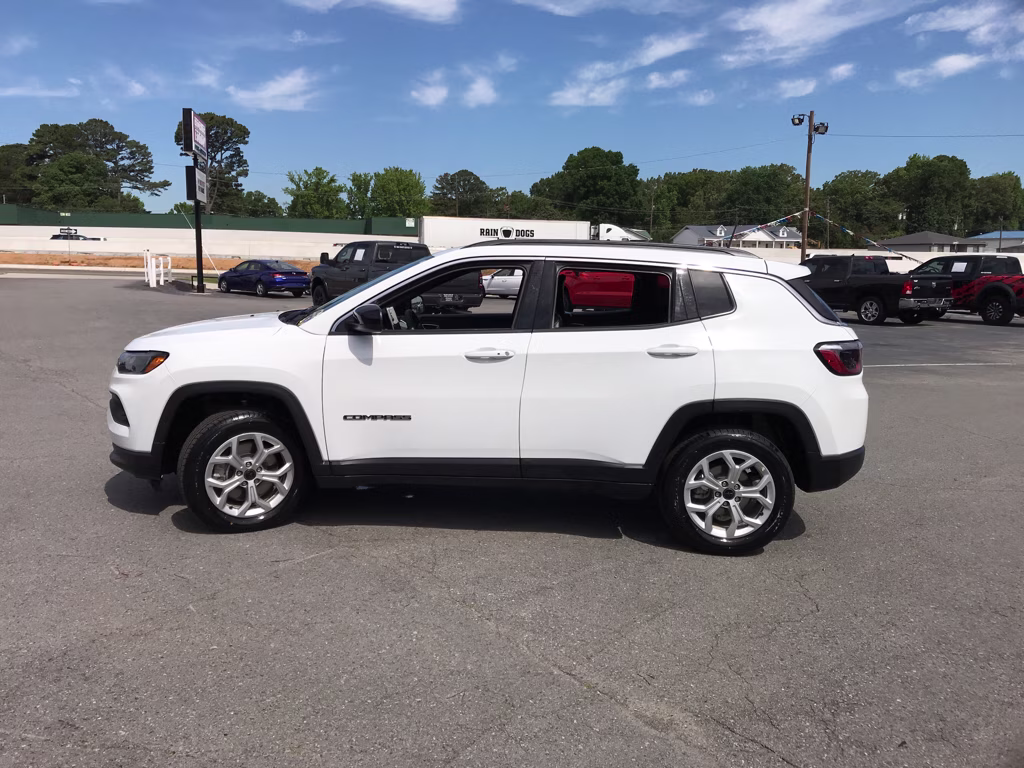 2025 Bright White Clearcoat Jeep Compass Latitude 4X4 SUV