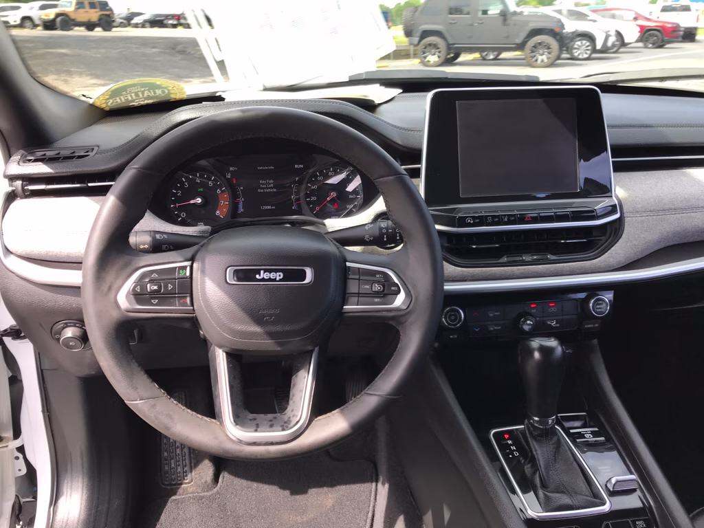 2025 Bright White Clearcoat Jeep Compass Latitude 4X4 SUV