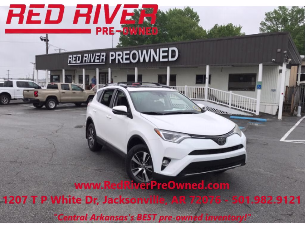 2018 Super White Toyota RAV4 XLE FWD SUV