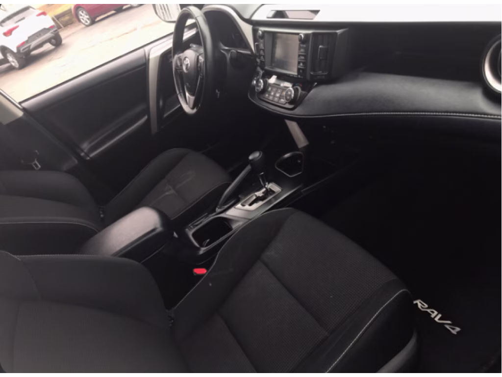 2018 Super White Toyota RAV4 XLE FWD SUV