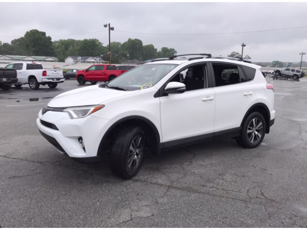 2018 Super White Toyota RAV4 XLE FWD SUV