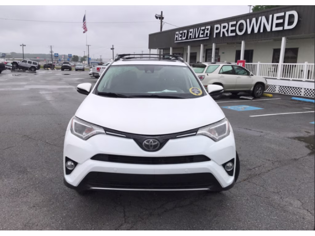 2018 Super White Toyota RAV4 XLE FWD SUV