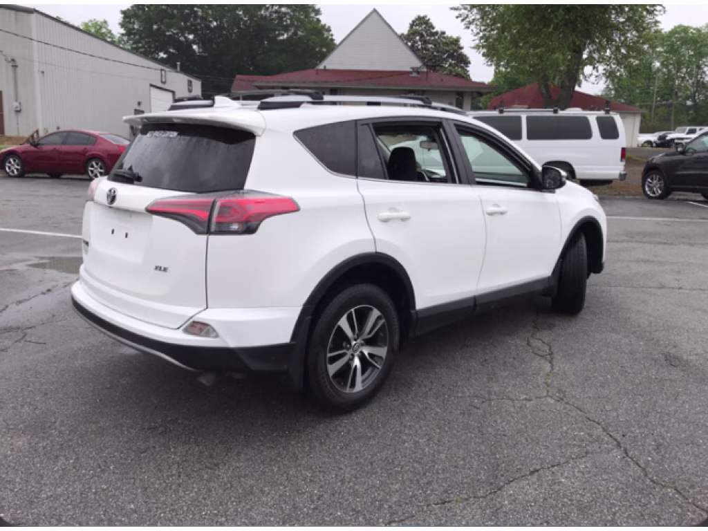 2018 Super White Toyota RAV4 XLE FWD SUV