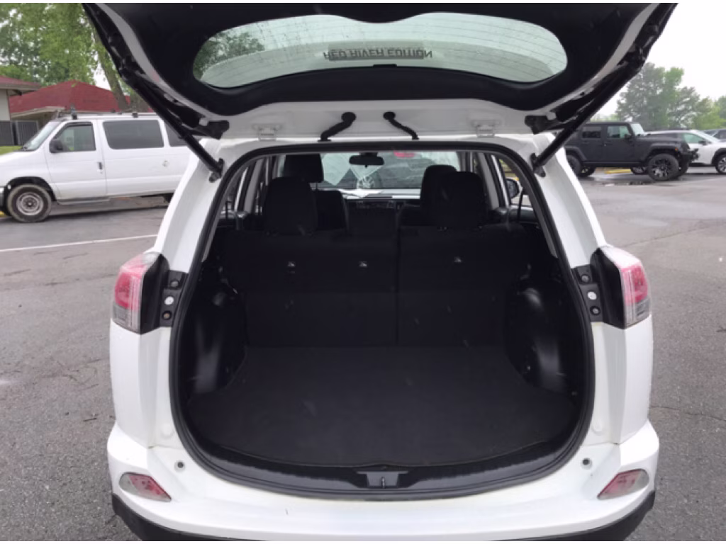 2018 Super White Toyota RAV4 XLE FWD SUV