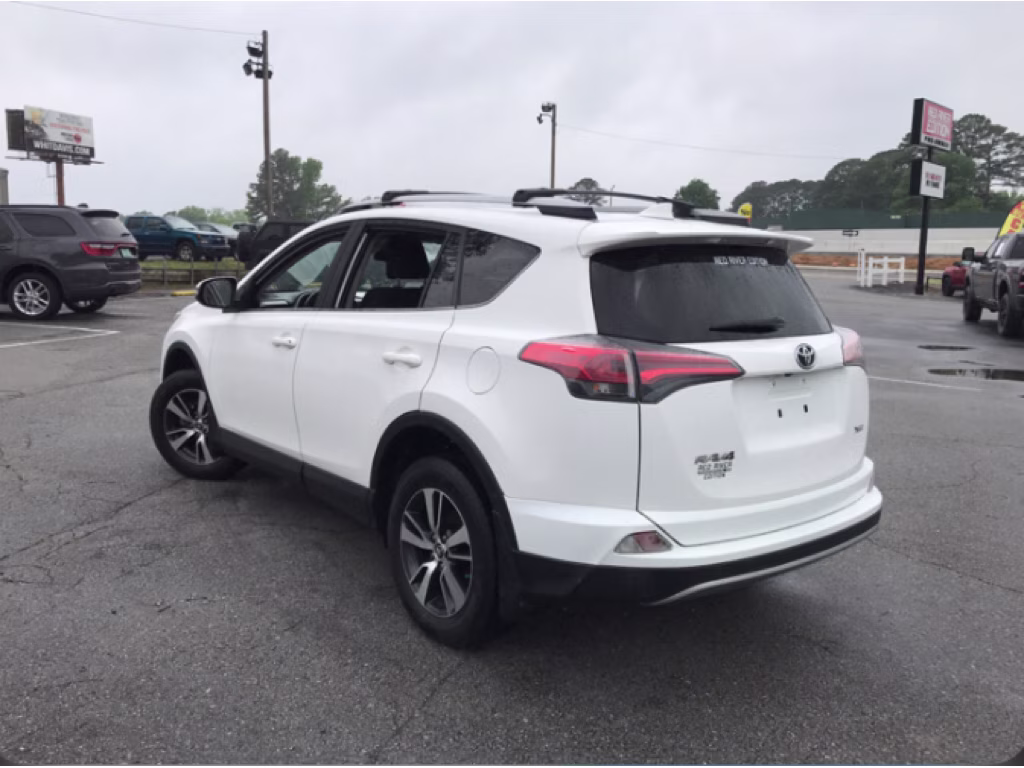 2018 Super White Toyota RAV4 XLE FWD SUV