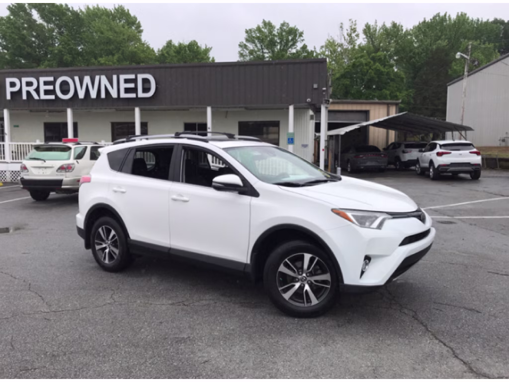 2018 Super White Toyota RAV4 XLE FWD SUV