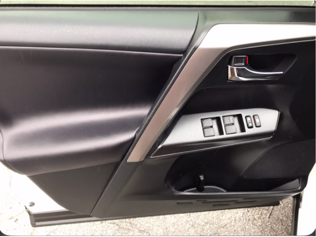 2018 Super White Toyota RAV4 XLE FWD SUV