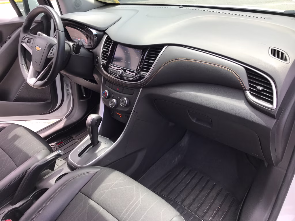 2022 Summit White Chevrolet Trax LT FWD SUV