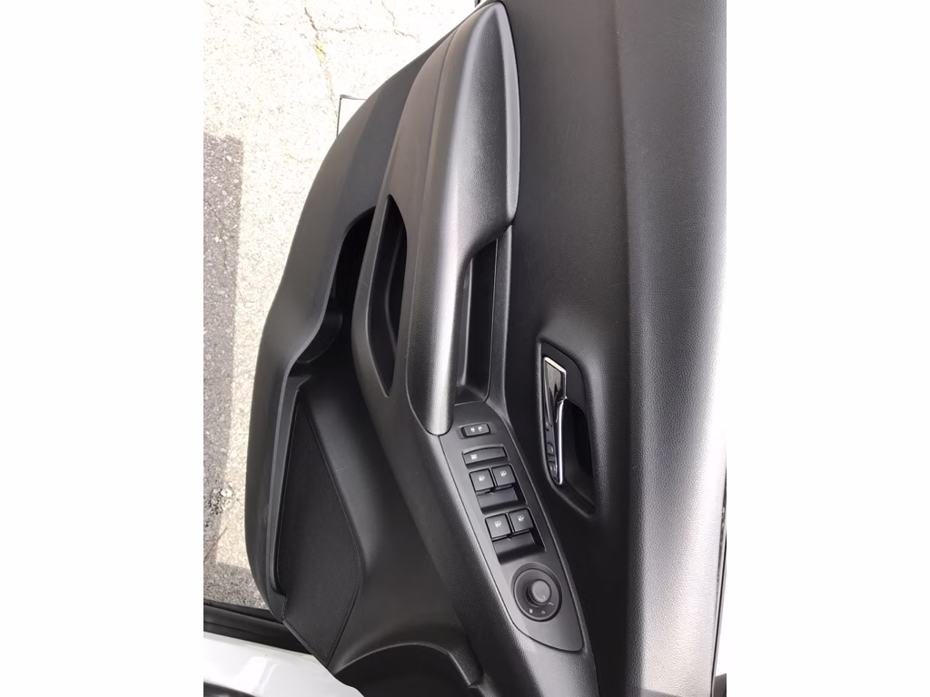 2022 Summit White Chevrolet Trax LT FWD SUV