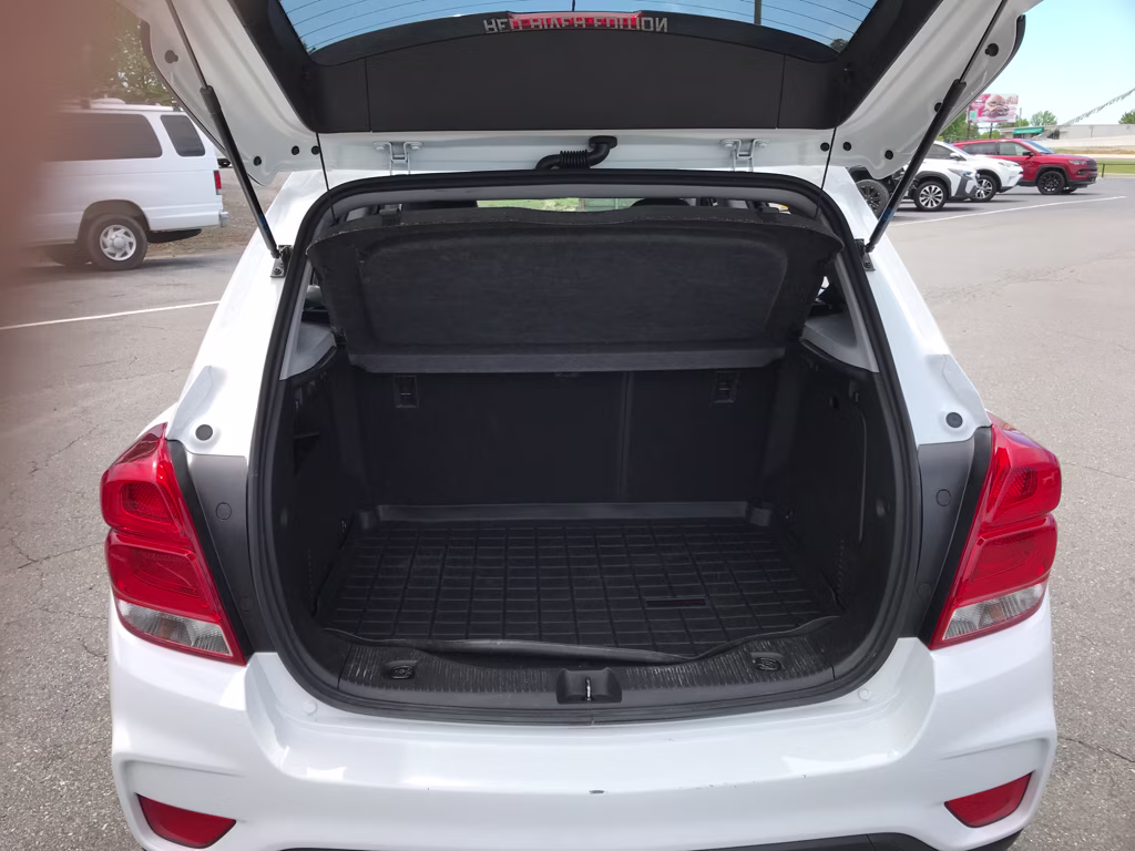 2022 Summit White Chevrolet Trax LT FWD SUV