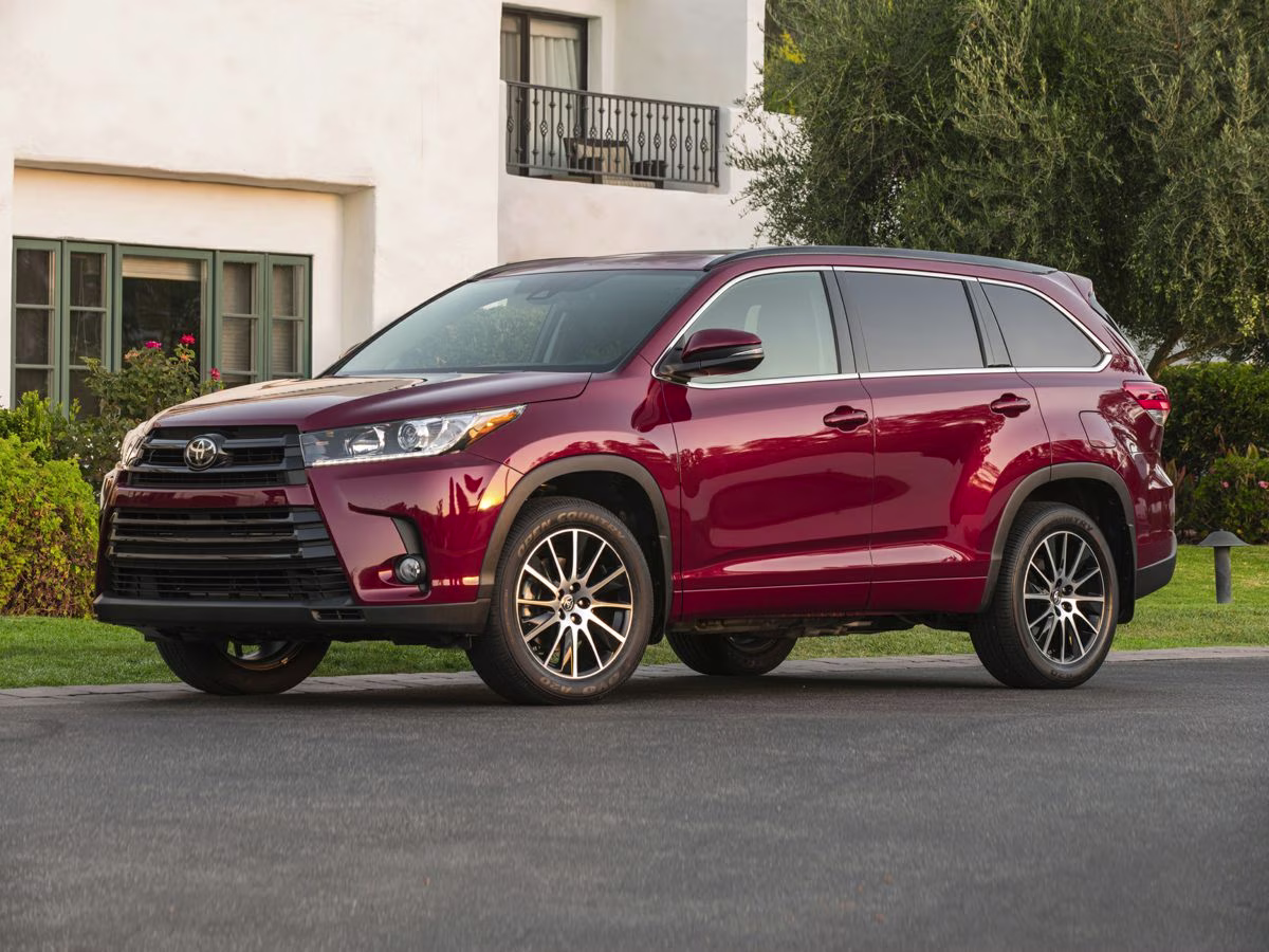 2019 White Toyota Highlander XLE AWD SUV