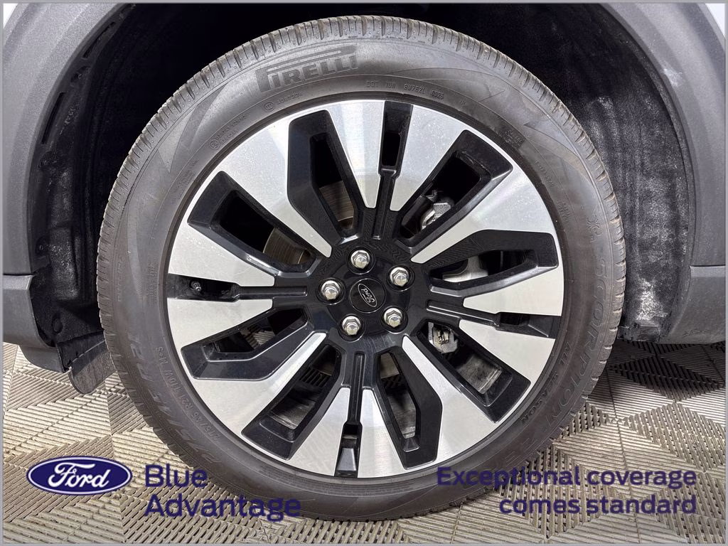 2025 Space White Metallic Ford Explorer Platinum 4X4 SUV