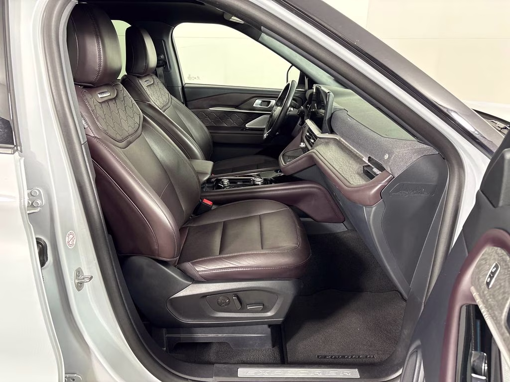 2025 Space White Metallic Ford Explorer Platinum 4X4 SUV