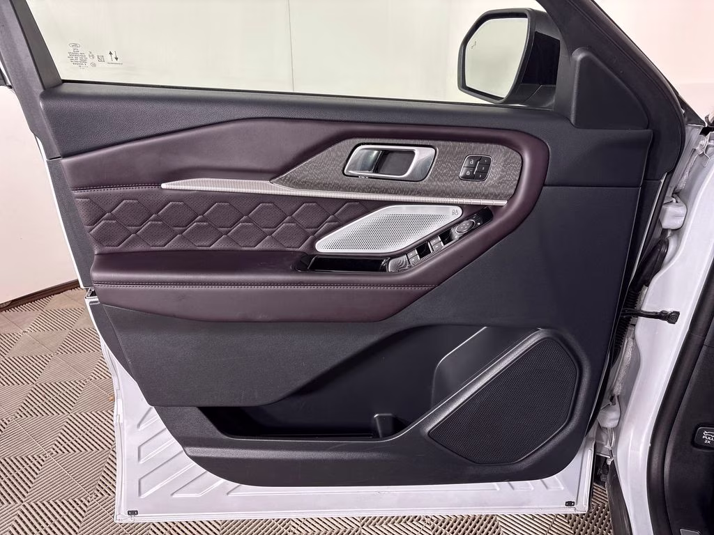 2025 Space White Metallic Ford Explorer Platinum 4X4 SUV