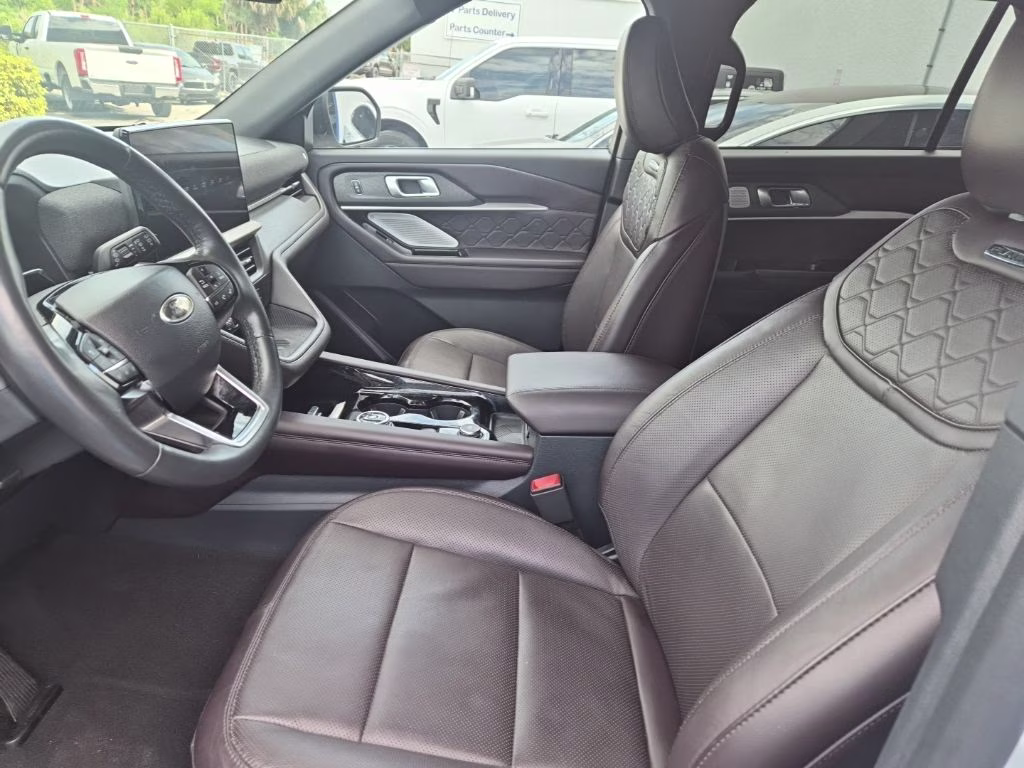 2025 White Metallic Ford Explorer Platinum 4X4 SUV