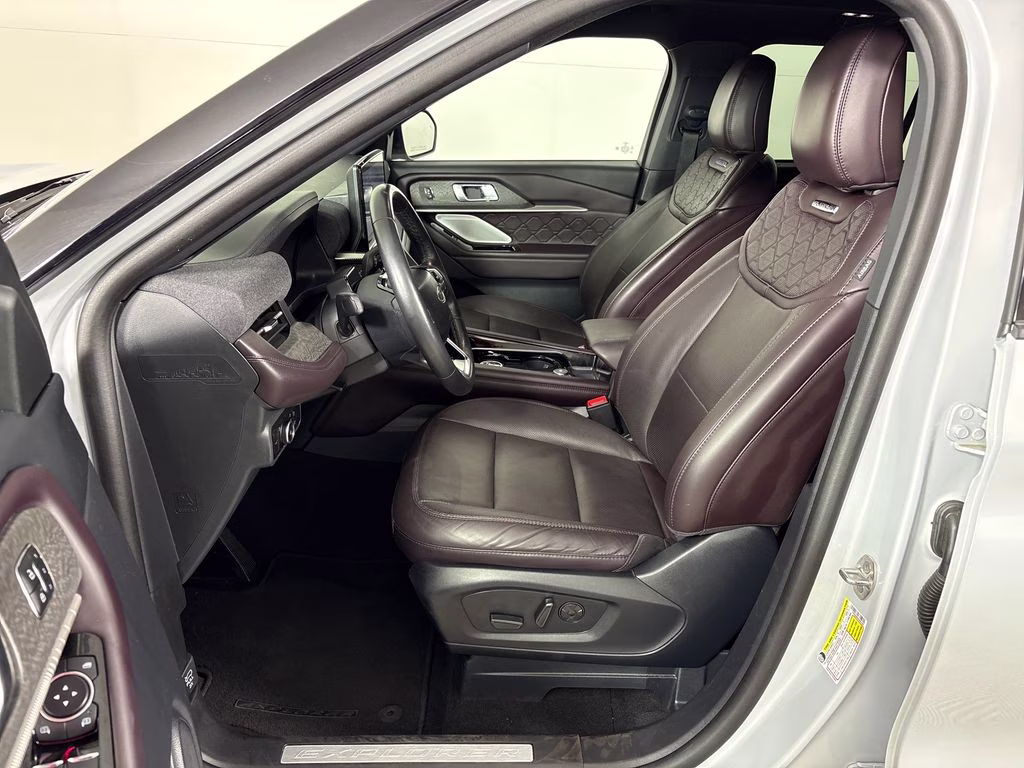 2025 Space White Metallic Ford Explorer Platinum 4X4 SUV